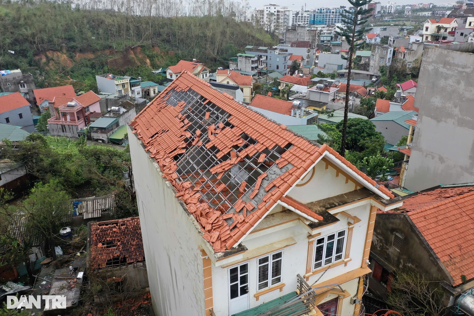 Thành phố Hạ Long hoang tàn, đổ nát sau bão Yagi - 7