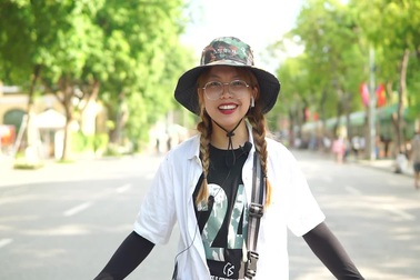 Đoạn giới thiệu bằng tiếng Anh của nữ sinh Thương mại tốt nghiệp xuất sắc