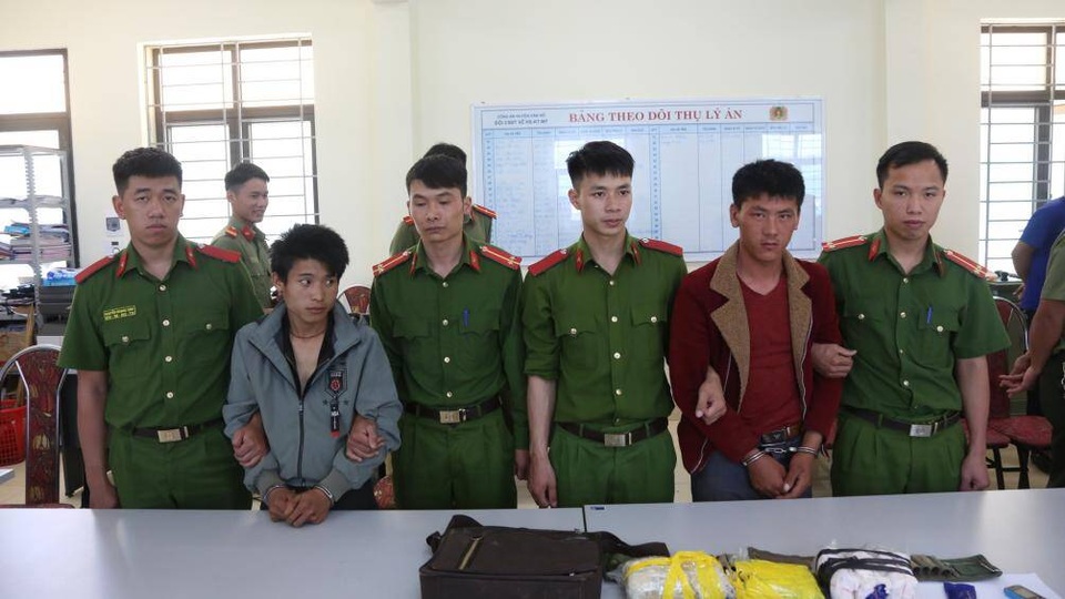 Bắt khẩn cấp 2 thanh niên ôm súng AK áp tải 15.000 viên ma túy - 1 Bắt khẩn cấp 2 thanh niên ôm súng AK áp tải 15.000 viên ma túy - 1