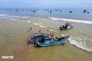 Ngư dân gặp khó, hàng trăm tàu cá bị tắc đường ra biển