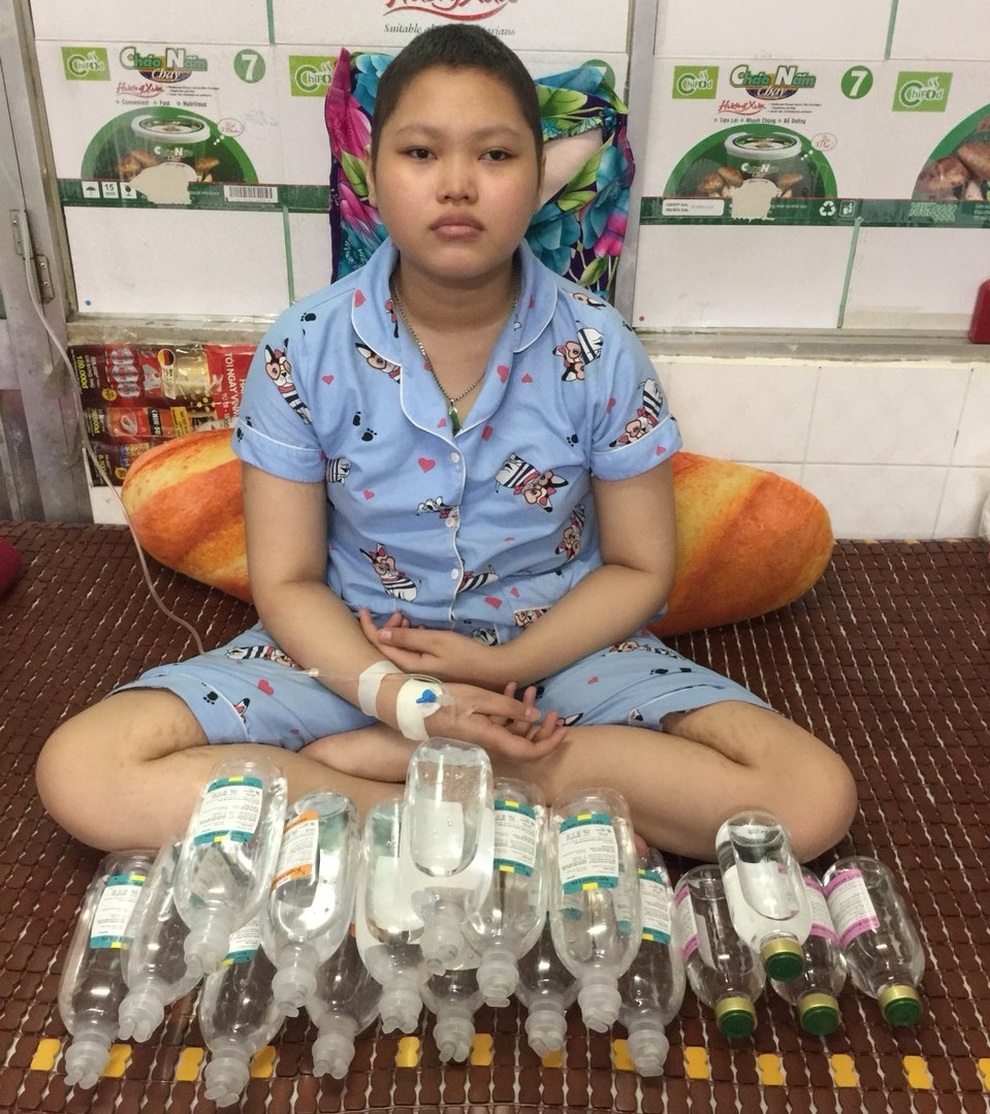 Gia đình kiệt quệ, thương bé gái có nguy cơ mù lòa vì khối u trong hốc mắt - 3 Gia đình kiệt quệ, thương bé gái có nguy cơ mù lòa vì khối u trong hốc mắt - 3