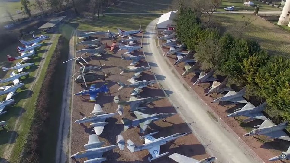 “Lão nông” Pháp gây bất ngờ với bộ sưu tập máy bay chiến đấu khủng - 2 “Lão nông” Pháp gây bất ngờ với bộ sưu tập máy bay chiến đấu khủng - 2