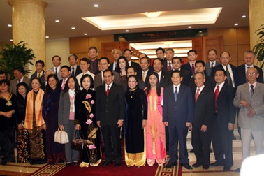 Chủ tịch nước thả cá chép trong đêm hội Xuân dành cho kiều bào