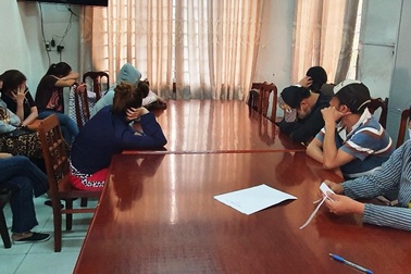 Buôn bán ế ẩm, tiểu thương rủ nhau đánh bài hàng trăm triệu đồng