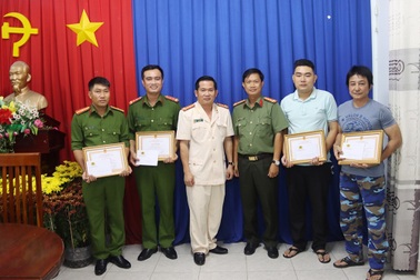 Thưởng nóng 2 công an và người dân bắt cướp trong đêm giao thừa