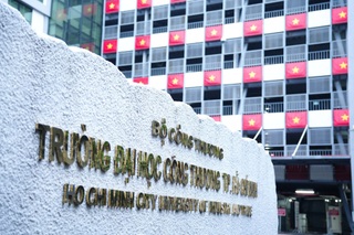 Sắc cờ đỏ rợp trường học ở TPHCM mừng 50 năm thống nhất đất nước - 9