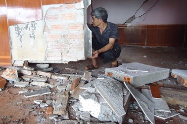 Nhà bị sụt lún bất thường, dân phải ra chòi để ở