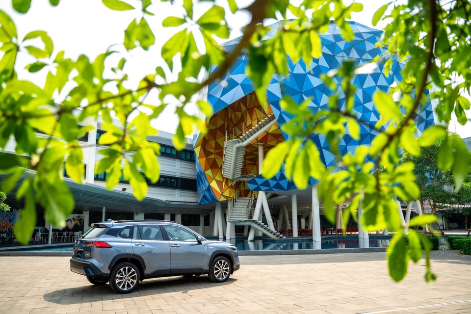 Toyota ra mắt mẫu xe Hybrid đầu tiên trên thị trường Việt Nam - 5 Toyota ra mắt mẫu xe Hybrid đầu tiên trên thị trường Việt Nam - 5