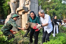 Bí thư Hà Nội quét đường, dọn cây cùng người dân sau bão
