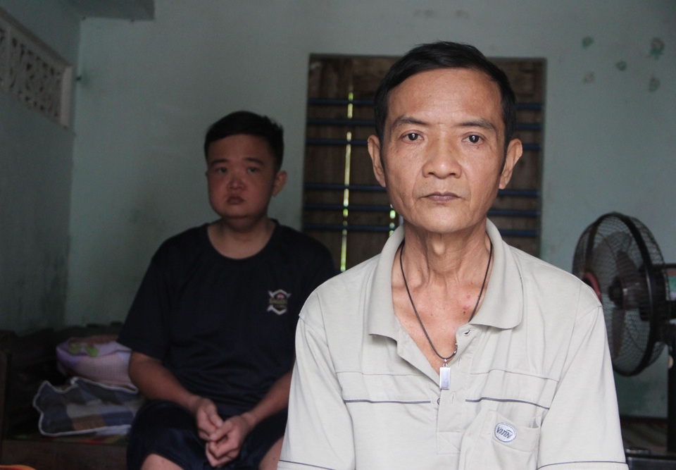 Người cha nghèo nghẹn ngào mong con trai được cứu trước khi mình qua đời - 4 Người cha nghèo nghẹn ngào mong con trai được cứu trước khi mình qua đời - 4