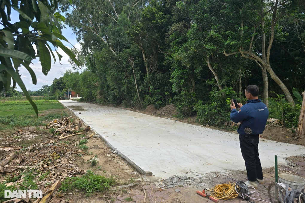 Đường bê tông bất ngờ xuất hiện chỉ sau một đêm, chính quyền không biết? - 2