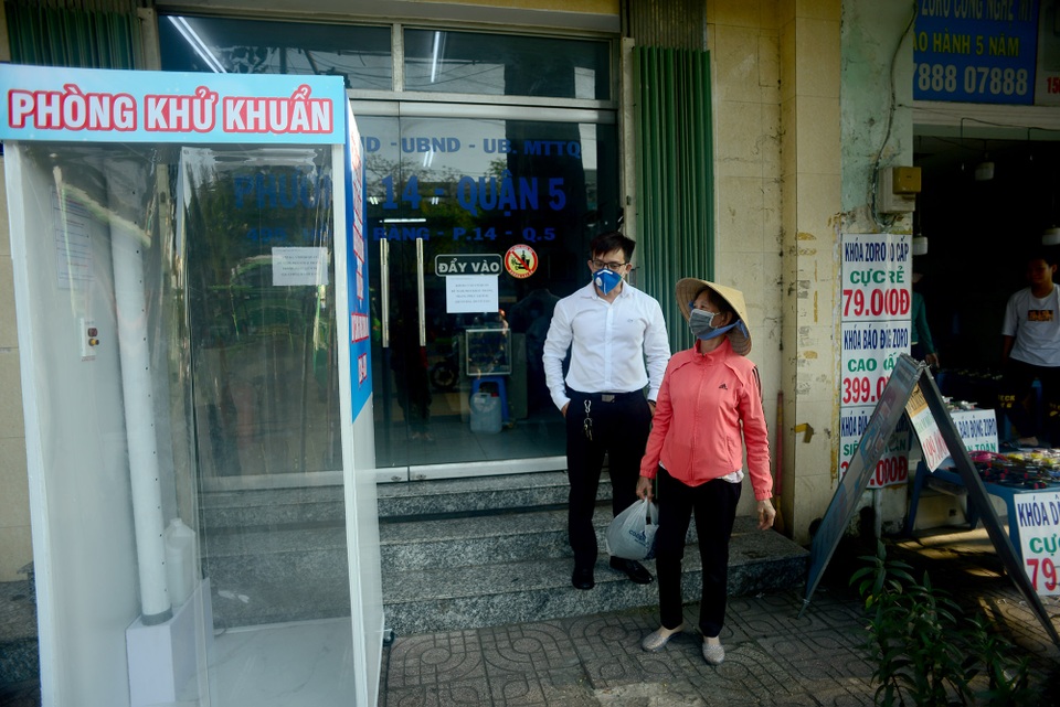 Buồng khử khuẩn.jpg Buồng khử khuẩn.jpg