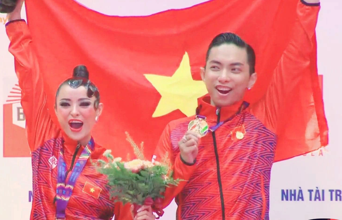 Phan Hiển hôn Khánh Thi sau khi lập kỉ lục cho Việt Nam tại SEA Games - 1 Phan Hiển hôn Khánh Thi sau khi lập kỉ lục cho Việt Nam tại SEA Games - 1