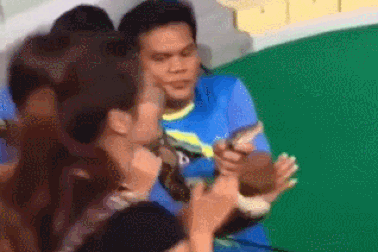 Hình ảnh động vật nổi bật: Cô gái bị trăn cắn vào mặt ở tình huống khó ngờ