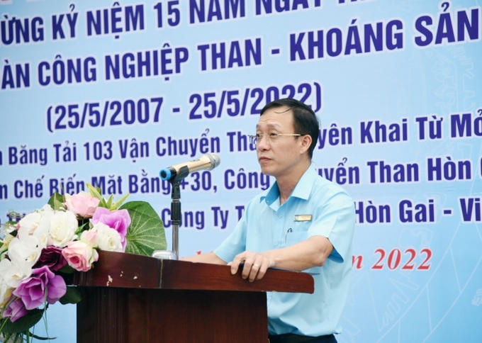 Ông Phạm Văn Hòa, Bí thư Đảng ủy, Giám đốc công ty Tuyển than Hòn Gai biểu dương Đoàn TN công ty đã đảm nhiệm và thực hiện thành công công trình.