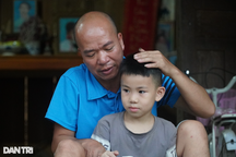 Bố mất, nhà bị cháy, cậu bé 7 tuổi bữa no bữa đói, nguy cơ thất học