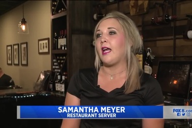 Nhân viên phục vụ "choáng người" khi nhận gần 25 triệu đồng tiền boa của khách