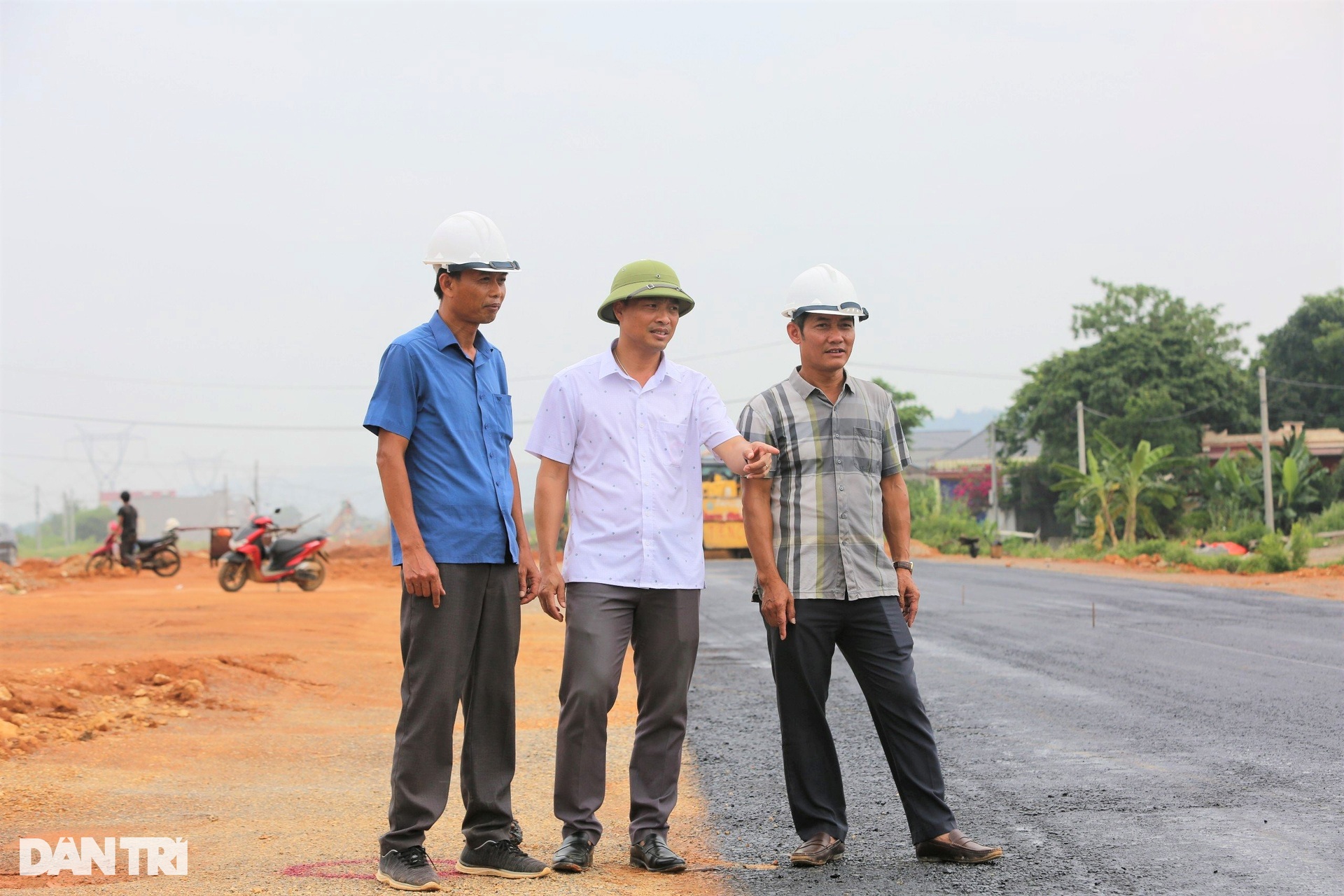 Xẻ 7 quả đồi lấy 1 triệu m3 đất làm tuyến đường Đông - Tây - 9 Xẻ 7 quả đồi lấy 1 triệu m3 đất làm tuyến đường Đông - Tây - 9