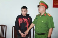Nhóm khiêng quan tài trước chợ Bến Thành hầu tòa