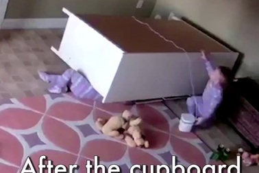 Cậu bé 2 tuổi nâng tủ cứu em trai song sinh bị đè bên dưới