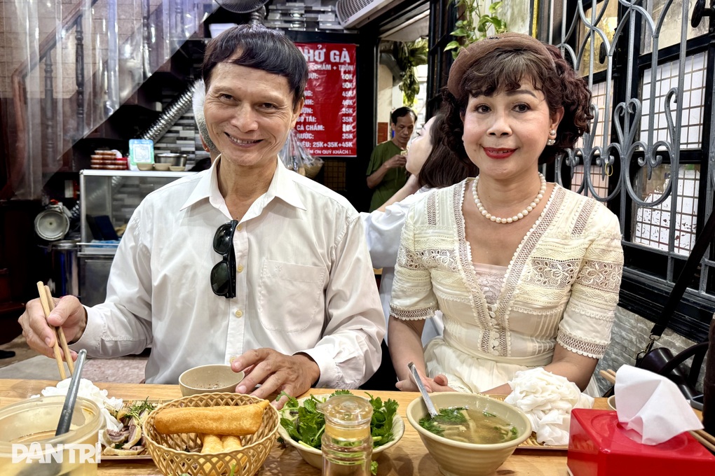 Quán phở gà chấm độc lạ ở Hà Nội, khách muốn ăn phải xếp hàng và có duyên - 3 Quán phở gà chấm độc lạ ở Hà Nội, khách muốn ăn phải xếp hàng và có duyên - 3