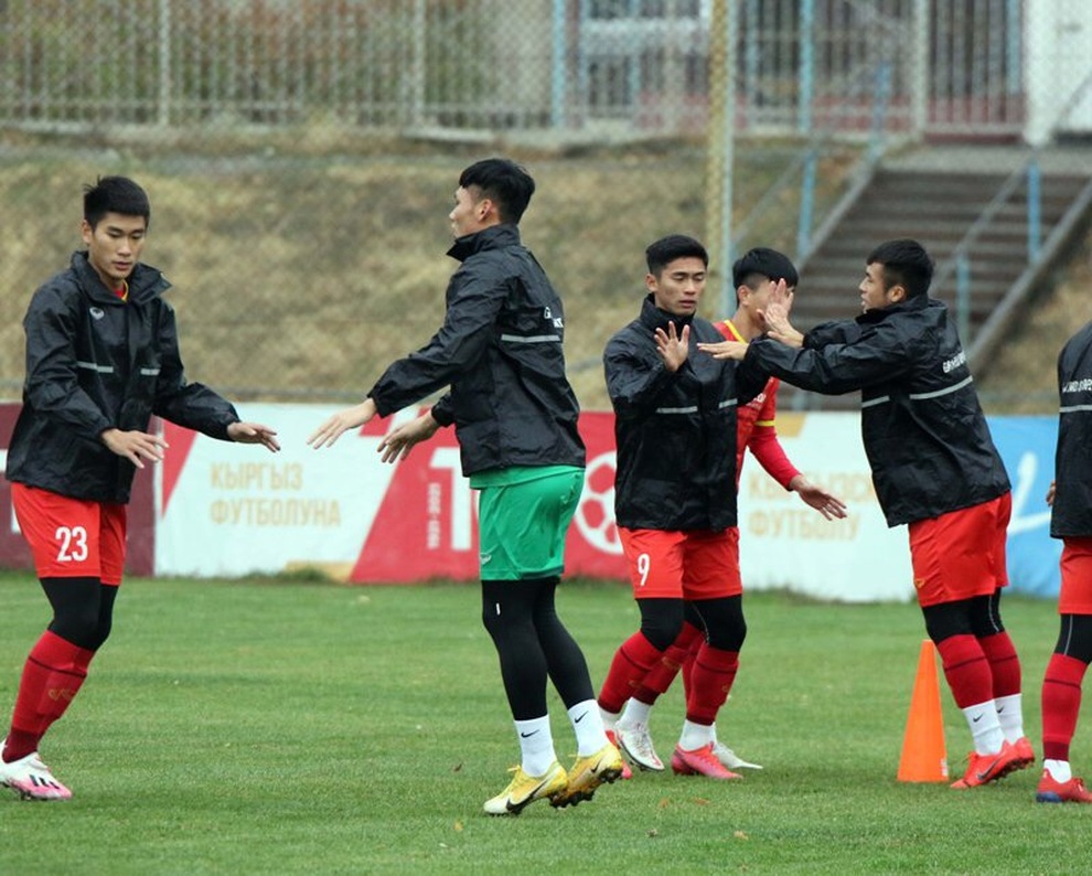 U23 Việt Nam tập gần hai tiếng dưới trời mưa rét - 2 U23 Việt Nam tập gần hai tiếng dưới trời mưa rét - 2