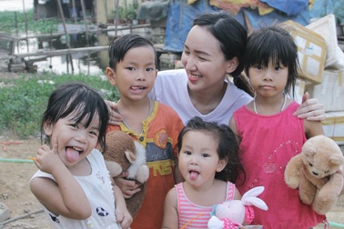 Miss Teen Thảo My cùng các bạn trẻ tặng gấu bông cho trẻ em nghèo