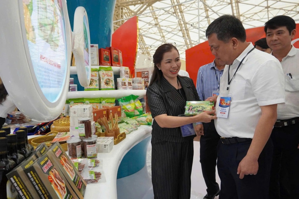 Người hái chè thuê thành nữ tỷ phú nhờ loài cây mọc ở triền đồi - 3 Người hái chè thuê thành nữ tỷ phú nhờ loài cây mọc ở triền đồi - 3