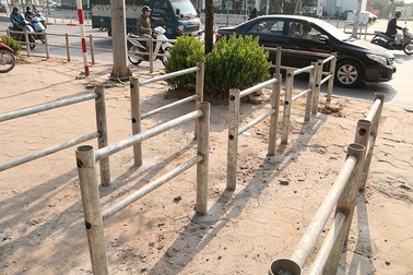Rào sắt "cực chẳng đã" trên vỉa hè Hà Nội ngăn xe máy đi ngược chiều