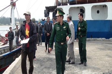 Đưa 5 ngư dân trên tàu gặp nạn vào bờ an toàn
