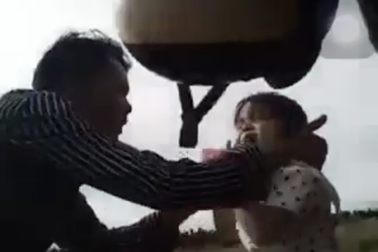 Cha ép con 3 tuổi uống thuốc lạ, livestream facebook xong đưa đi cấp cứu