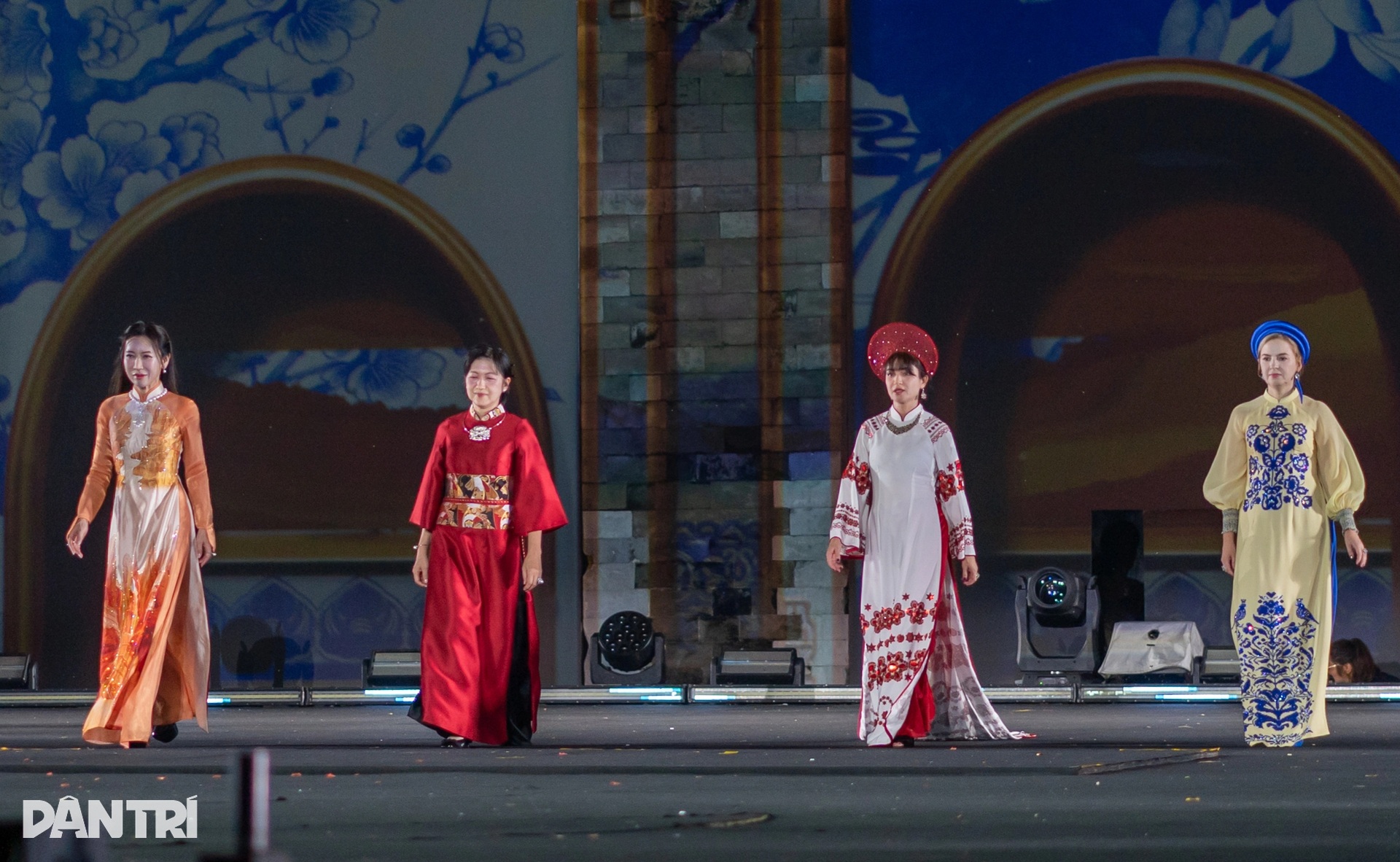 Phu nhân Đại sứ Mỹ, Nhật Bản và nhiều quốc gia trình diễn áo dài Việt Nam - 1