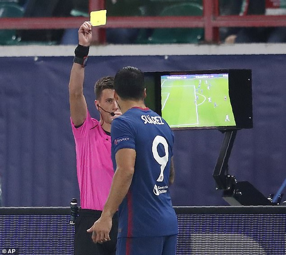 Luis Suarez nhận thẻ vàng vì nhìn trộm VAR - 2 Luis Suarez nhận thẻ vàng vì nhìn trộm VAR - 2