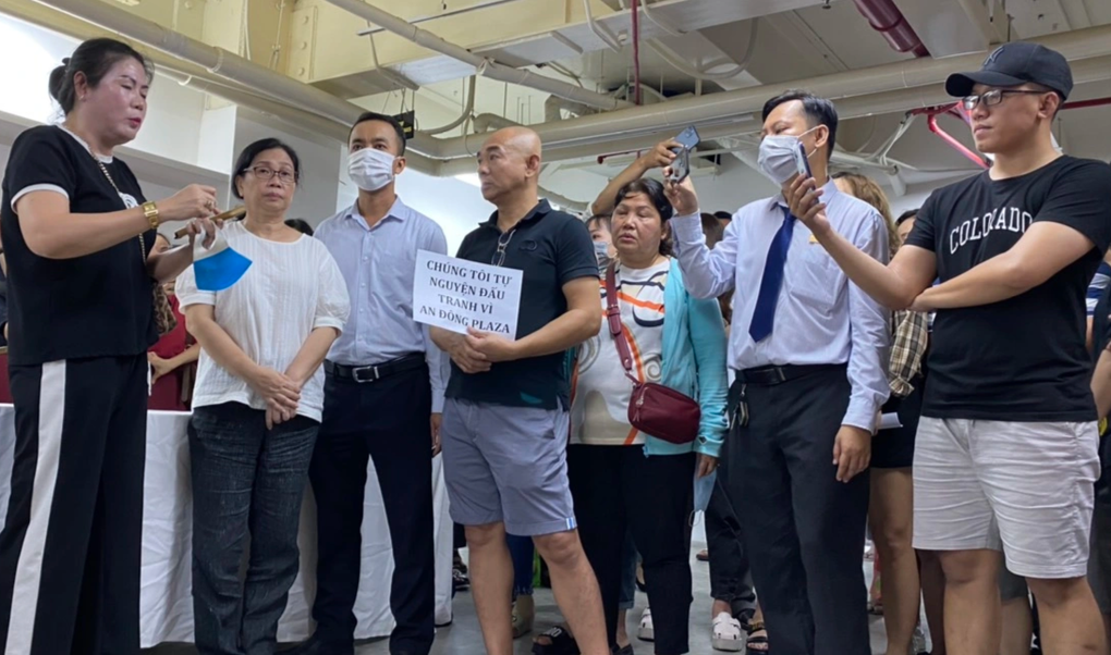 Tiểu thương chợ thời trang lớn nhất TPHCM đồng loạt đóng sạp - 3 Tiểu thương chợ thời trang lớn nhất TPHCM đồng loạt đóng sạp - 3