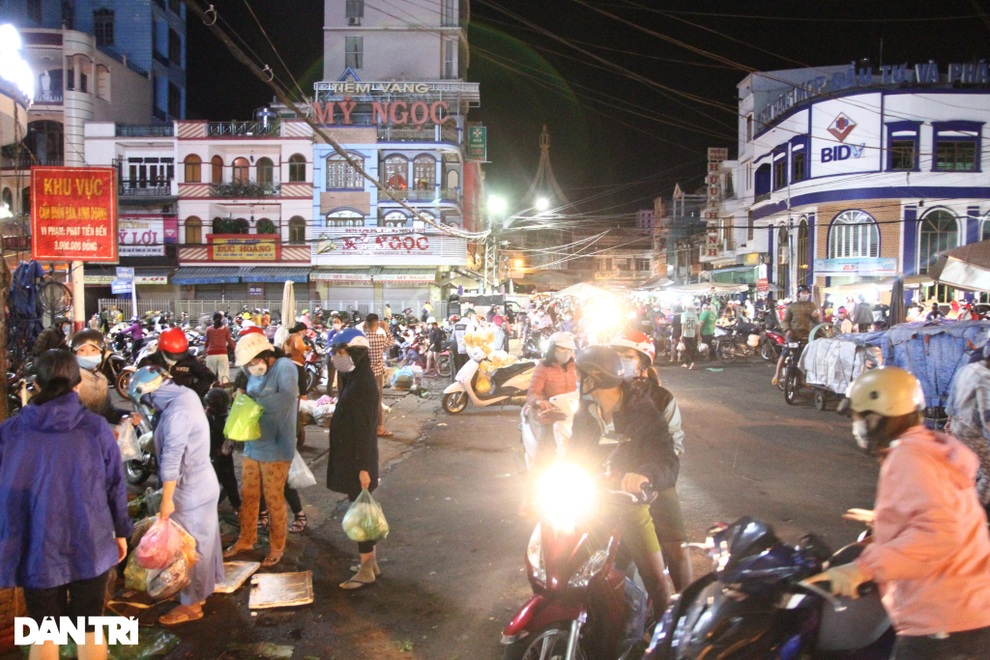 Người dân Pleiku tranh thủ chong đèn đi chợ trước giờ giãn cách - 6 Người dân Pleiku tranh thủ chong đèn đi chợ trước giờ giãn cách - 6