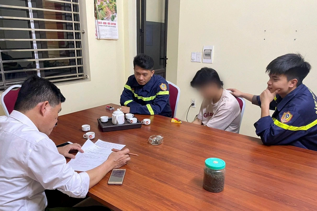 Ngăn cản kịp thời một thanh niên định nhảy cầu Bính vì buồn chuyện gia đình - 1 Ngăn cản kịp thời một thanh niên định nhảy cầu Bính vì buồn chuyện gia đình - 1