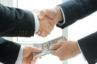 Doanh nghiệp "nhỏ" đang chi khoản "to" cho phí lót tay