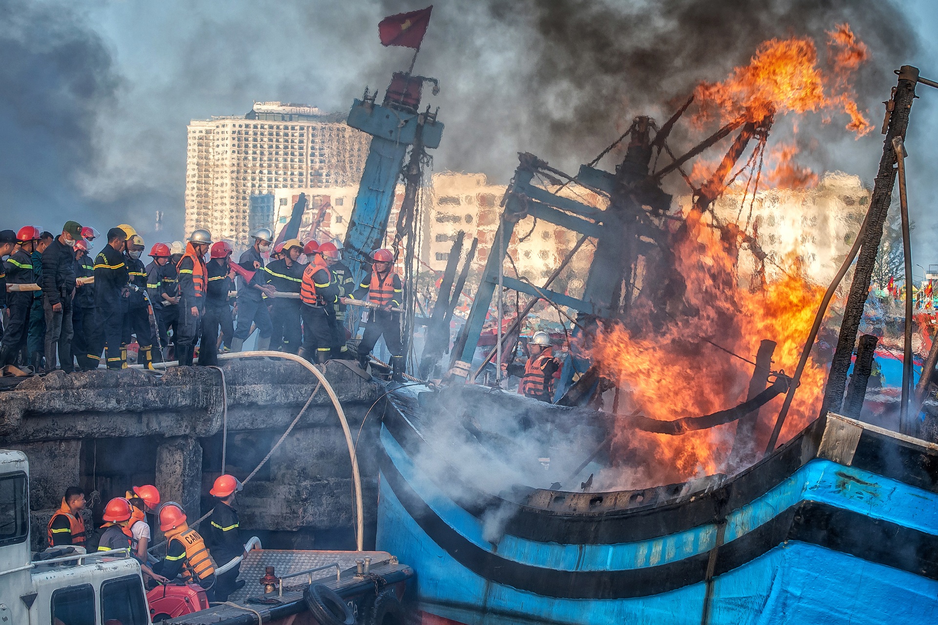 Bộ ảnh chữa cháy cảng cá ở Đà Nẵng giành giải Nhất cuộc thi Ảnh PCCCCNCH - 4