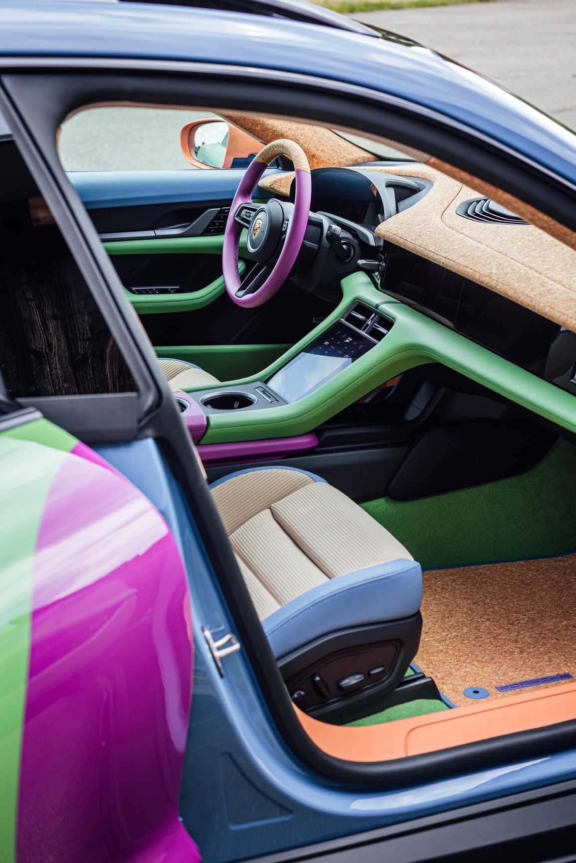 Chiêm ngưỡng chiếc Porsche Taycan sặc sỡ nhất thế giới - 9 Chiêm ngưỡng chiếc Porsche Taycan sặc sỡ nhất thế giới - 9
