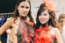 Ca sĩ gốc Việt Kavie Trần “đọ dáng” siêu mẫu quốc tế tại New York