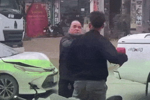 Vervolging van ambtenaren van het Land Fund Center voor het mishandelen van mensen na een verkeersongeval in Hanoi - 1 Khởi tố cán bộ trung tâm quỹ đất đánh người sau va chạm giao thông ở Hà Nội - 1