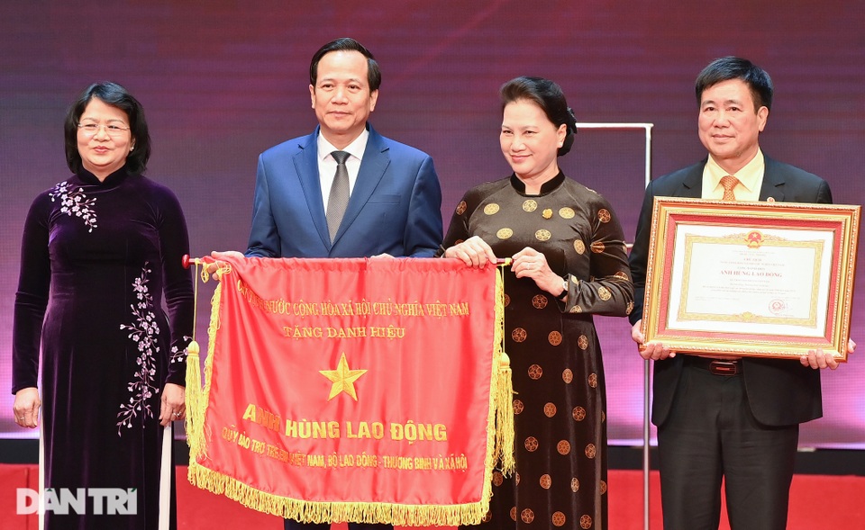Lễ tuyên dương Những gương sáng thầm lặng vì cộng đồng - 23 Lễ tuyên dương Những gương sáng thầm lặng vì cộng đồng - 23
