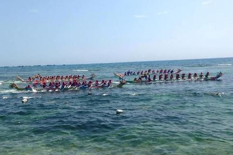 Ngư dân Lý Sơn đua thuyền tứ linh đầu năm