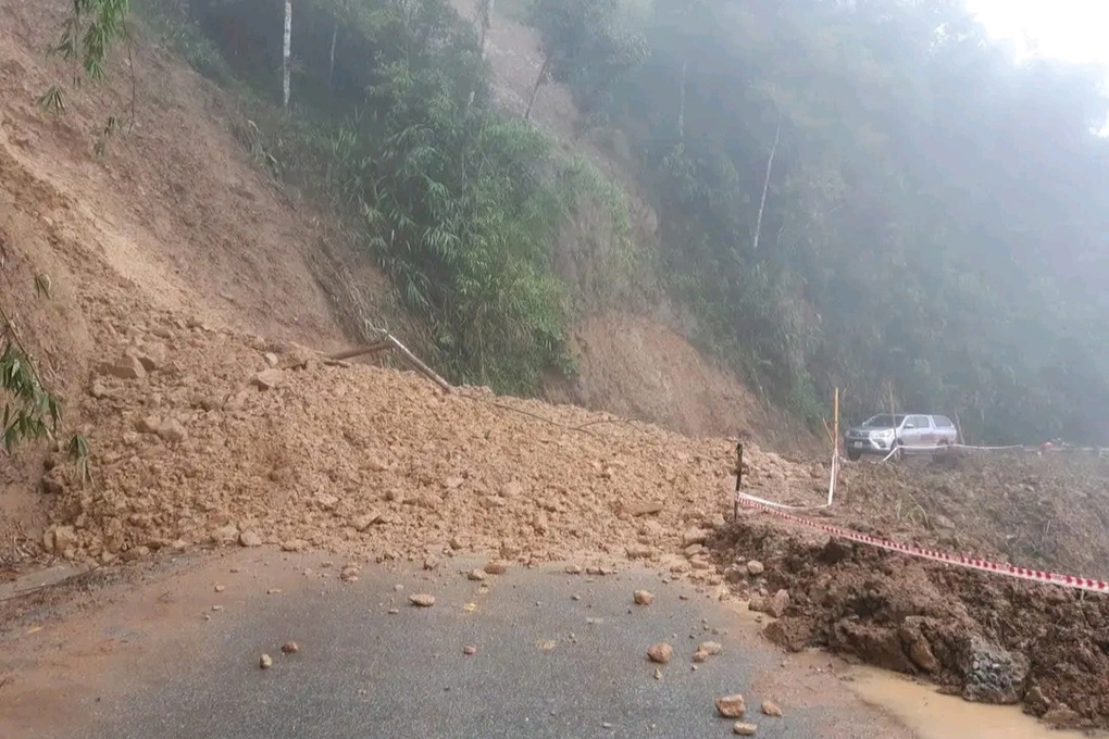 Hai quốc lộ ở Nghệ An bị sạt lở sau mưa lớn, giao thông ách tắc cục bộ - 1