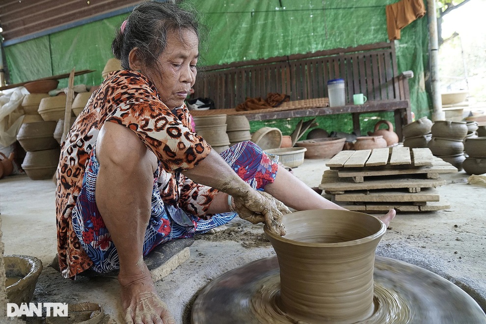 Thợ gốm truyền thống Vân Sơn sống lay lắt với nghề - 2 Thợ gốm truyền thống Vân Sơn sống lay lắt với nghề - 2
