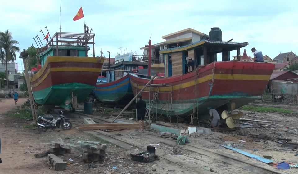 Ngư dân lo lắng vì vay tiền cải hoán tàu cá vẫn chưa chắc được ra khơi - 3 Ngư dân lo lắng vì vay tiền cải hoán tàu cá vẫn chưa chắc được ra khơi - 3