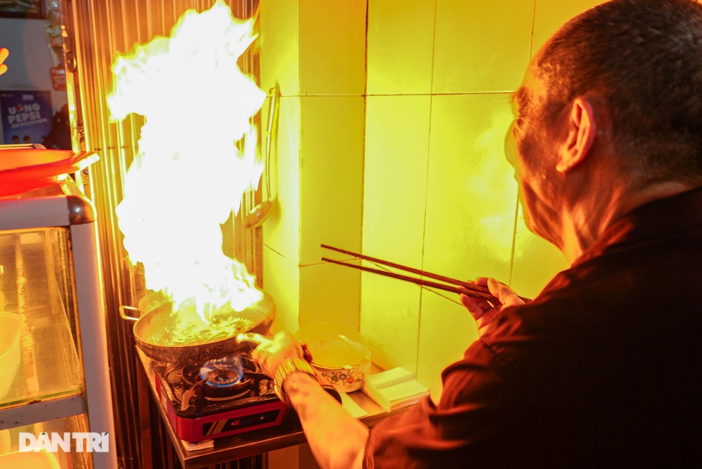 Độc đáo món bún múa lửa ở Hà Nội, ông chủ được trả tiền tỷ mua công thức - 3 Độc đáo món bún múa lửa ở Hà Nội, ông chủ được trả tiền tỷ mua công thức - 3