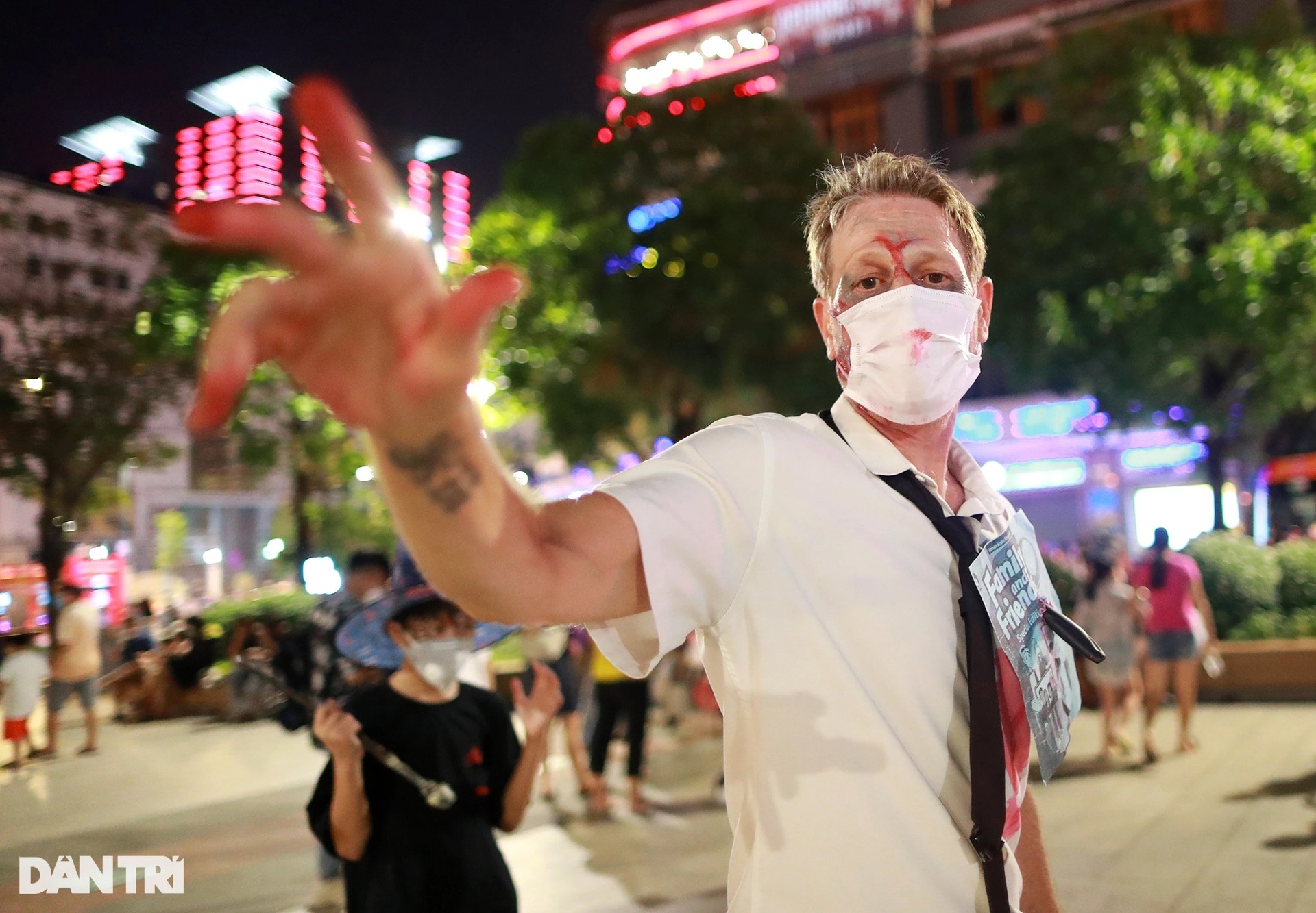 Giới trẻ diện cổ phục triều Nguyễn giữa đêm hóa trang ma quái ở TPHCM - 11 Giới trẻ diện cổ phục triều Nguyễn giữa đêm hóa trang ma quái ở TPHCM - 11