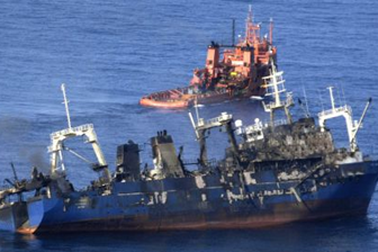 Tàu cá Nga bốc cháy, chìm tại Đại Tây Dương