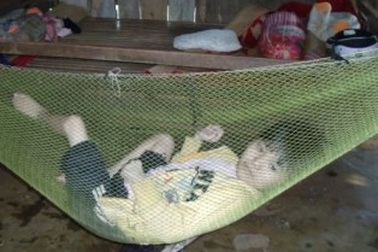 Cháu bé tật nguyền nhiều năm bị “nhốt” trên võng